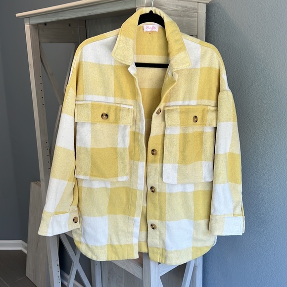 Pink lily- White and yellow flannel shacket size -small - Picture 2 of 7